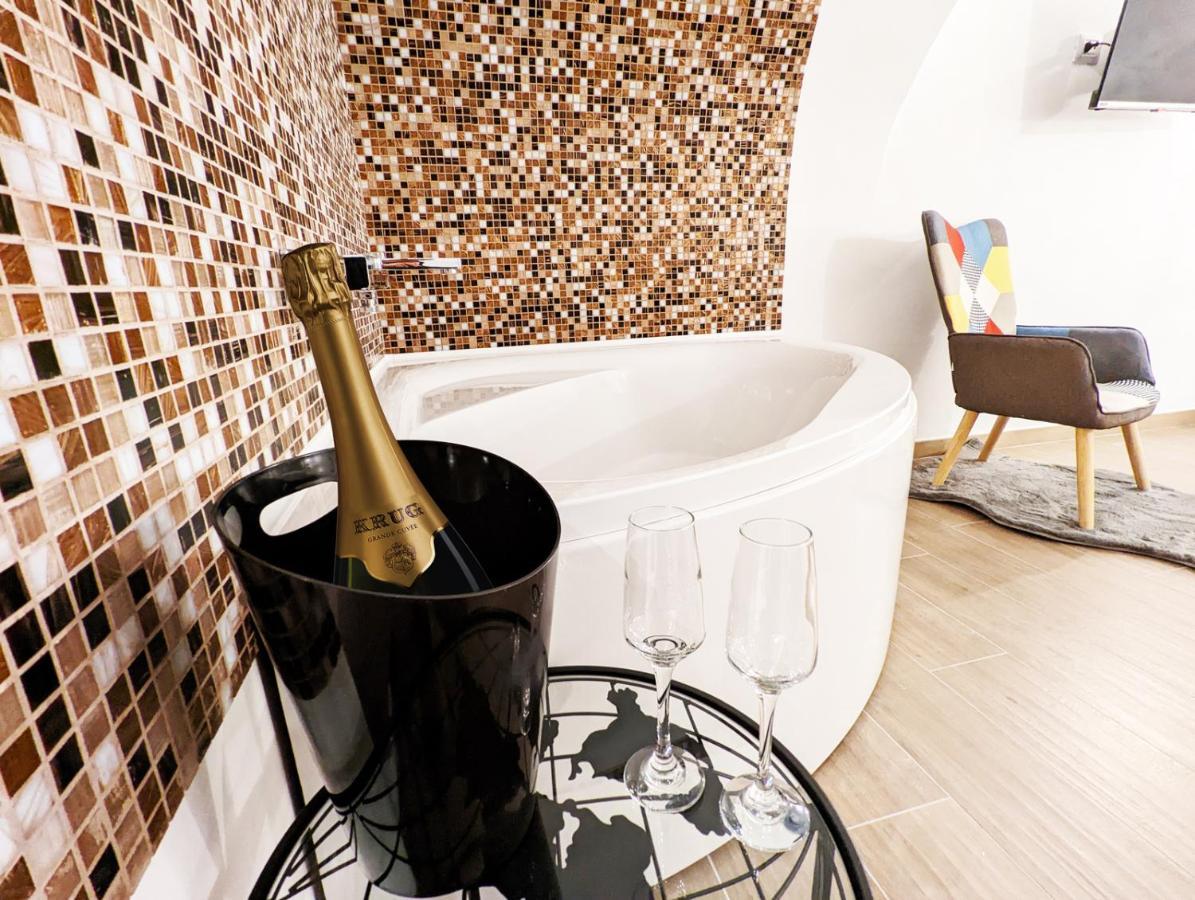 Dama Suite Love & Private Jacuzzi Bari Eksteriør bilde